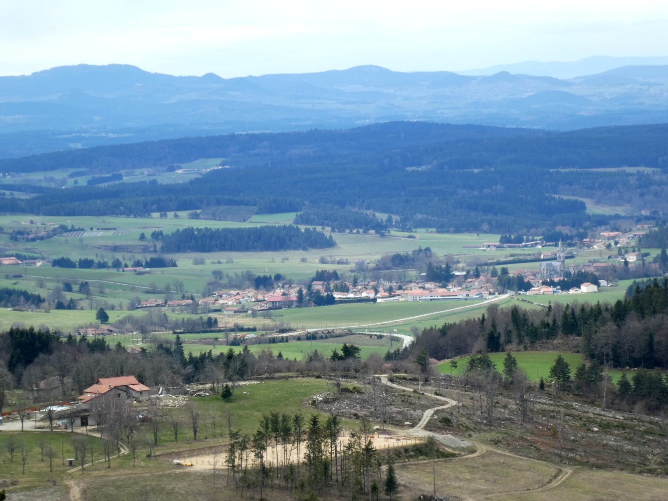 Marlhes et le Meygal (au fond) depuis Chaussitre