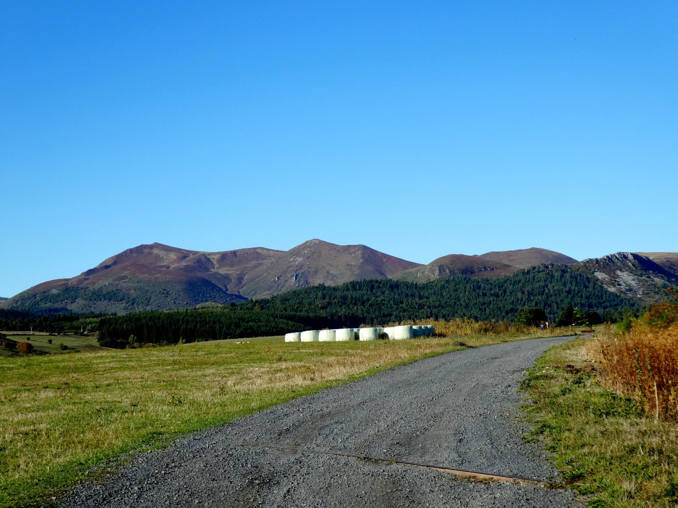 Mes sommets du jour (de G Ã  D), depuis la route d'accÃ¨s