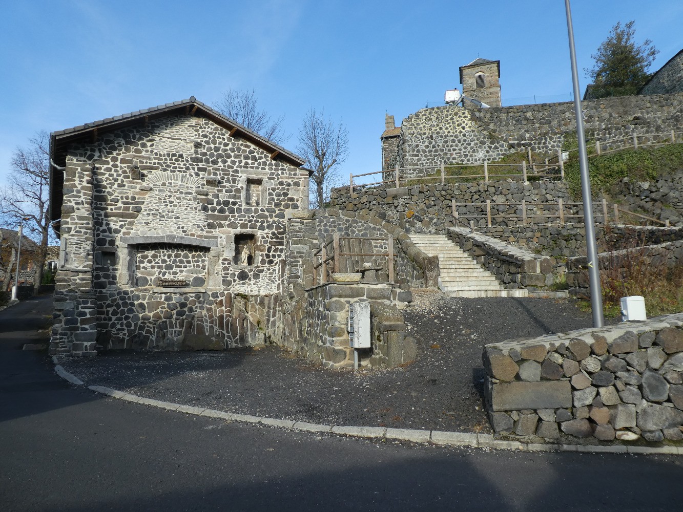 MÃ©zÃ¨res et son Ã©glise perchÃ©e