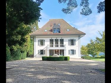 Modeste maisonnette sur le bord de l’eau 