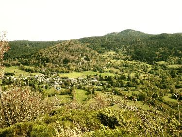 Monedeyres, Mont Chabrier et Testavoyre depuis le Mont Rouge