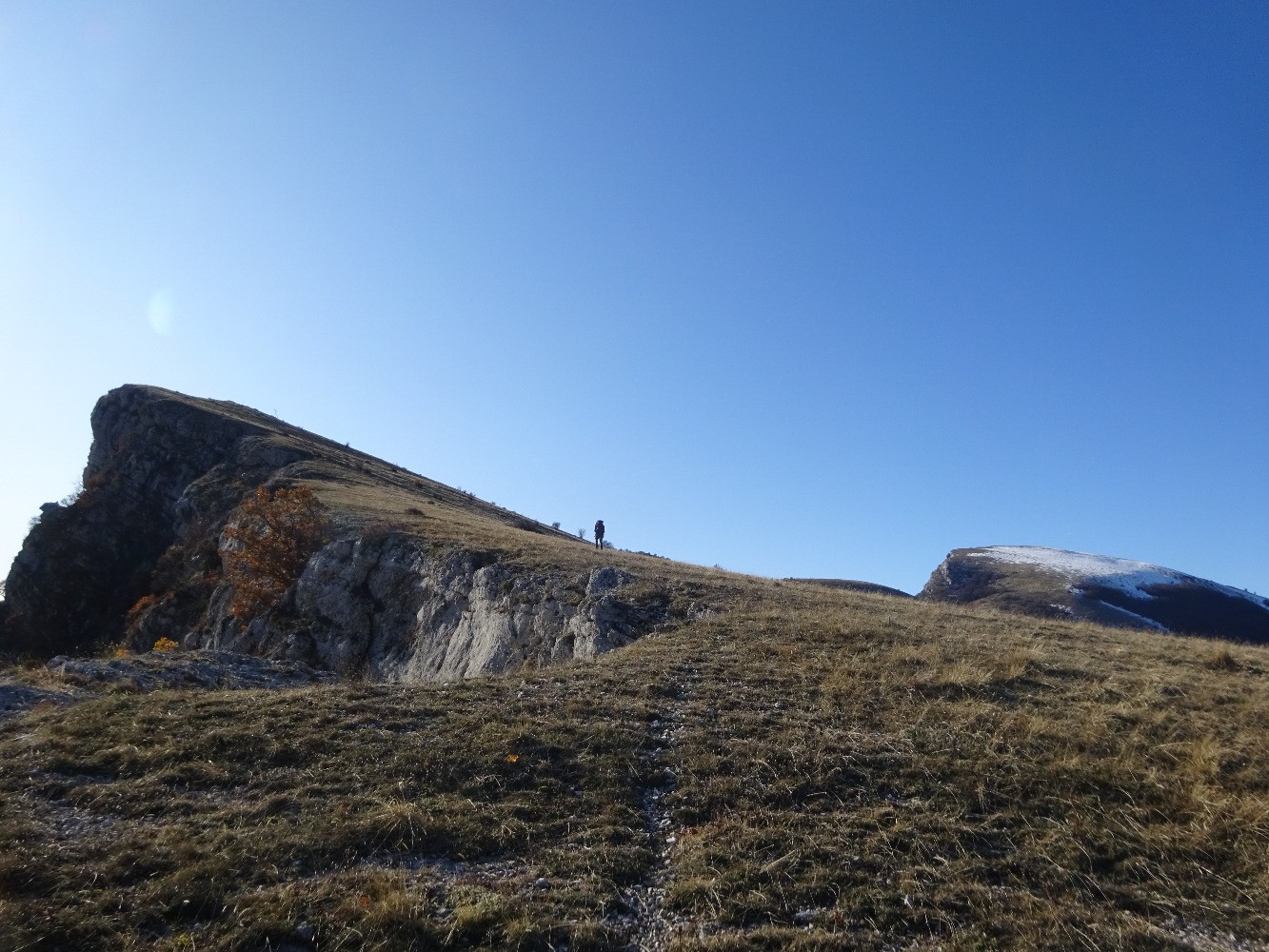 MontÃ©e au roc de Gloritte. A droite, la crÃªte des Planes