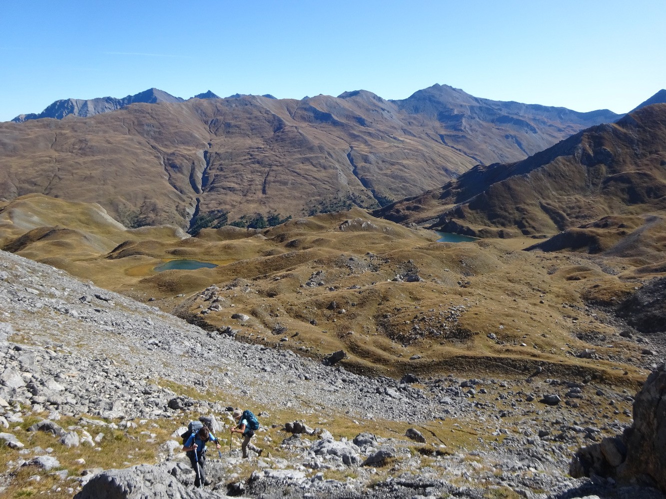 MontÃ©e vers 2660m. En bas, le lac de l'Ã‰toile et le lac des Cordes.