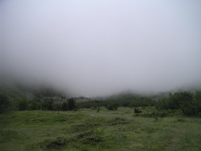 montée dans le gris et vers le brouillard