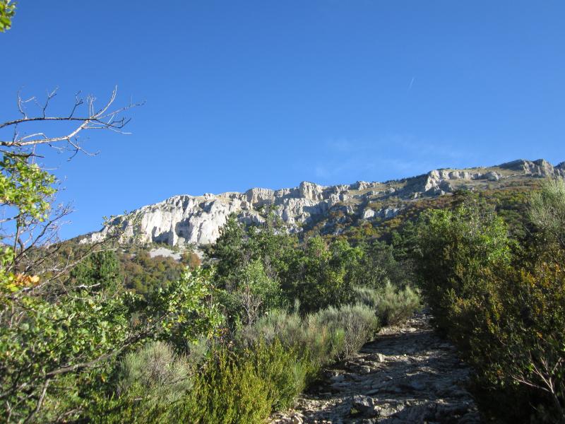 montée sous le ciel bleu
