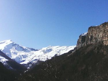 Mourre-Froid et falaises sous les chalets du Distroit