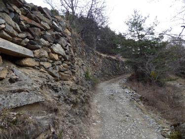 Murs en pierres sèches peu avant Dramonasc