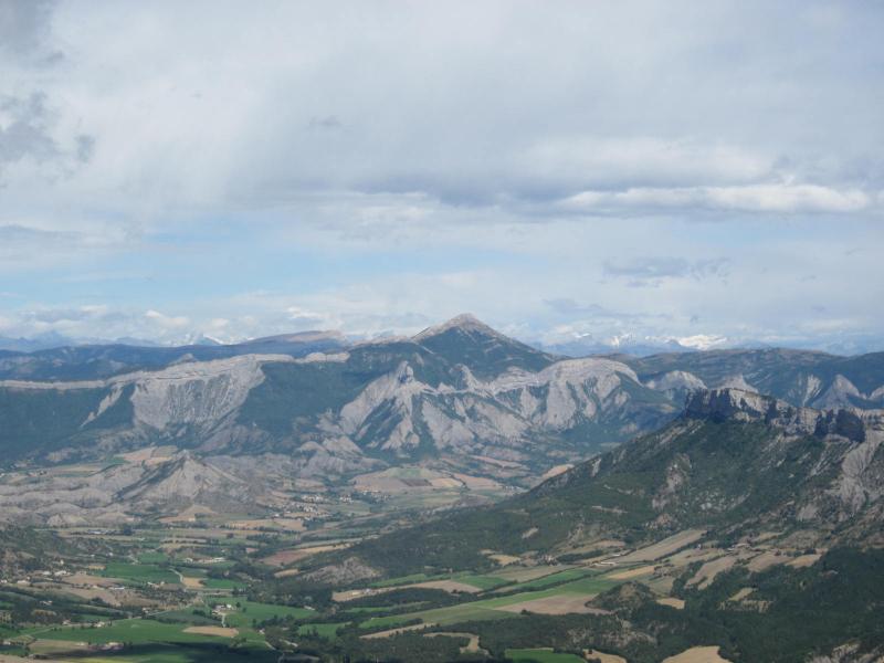 neige sur les sommets au loin