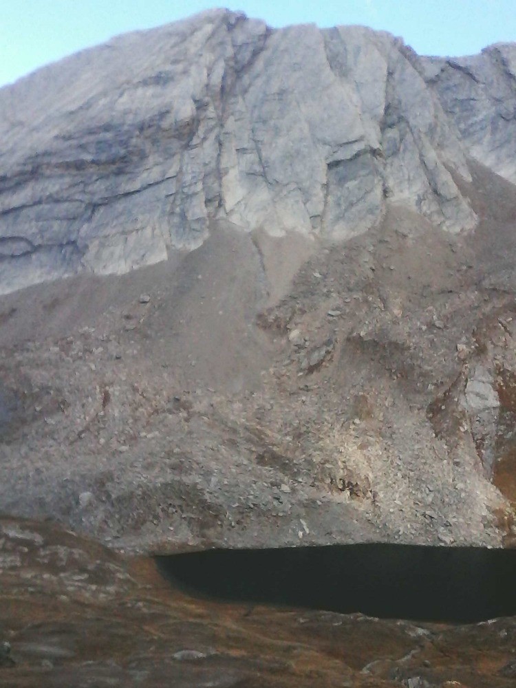 "notre" sommet de la taillante , au dessus du forÃ©ant , en montant aux lacs de l'eychassier