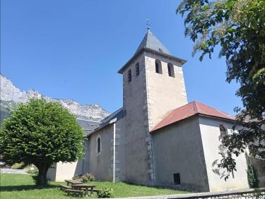 On fait le plein d’eau fraîche à l’église 