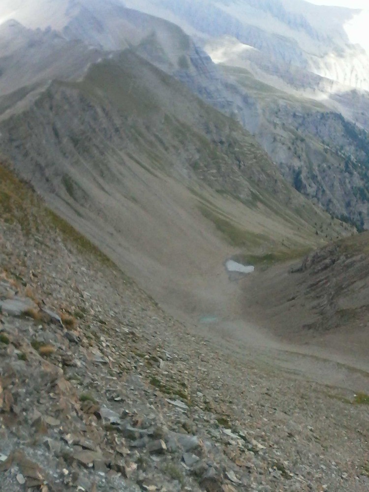 on voit mieux ici la zone de montÃ©e du lac Ã  la crÃªte , d'abord par des Ã©boulis , puis petits ravins et herbe Ã©parse