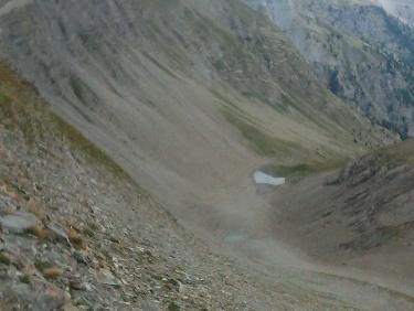 on voit mieux ici la zone de montÃ©e du lac Ã  la crÃªte , d&apos;abord par des Ã©boulis , puis petits ravins et herbe Ã©parse
