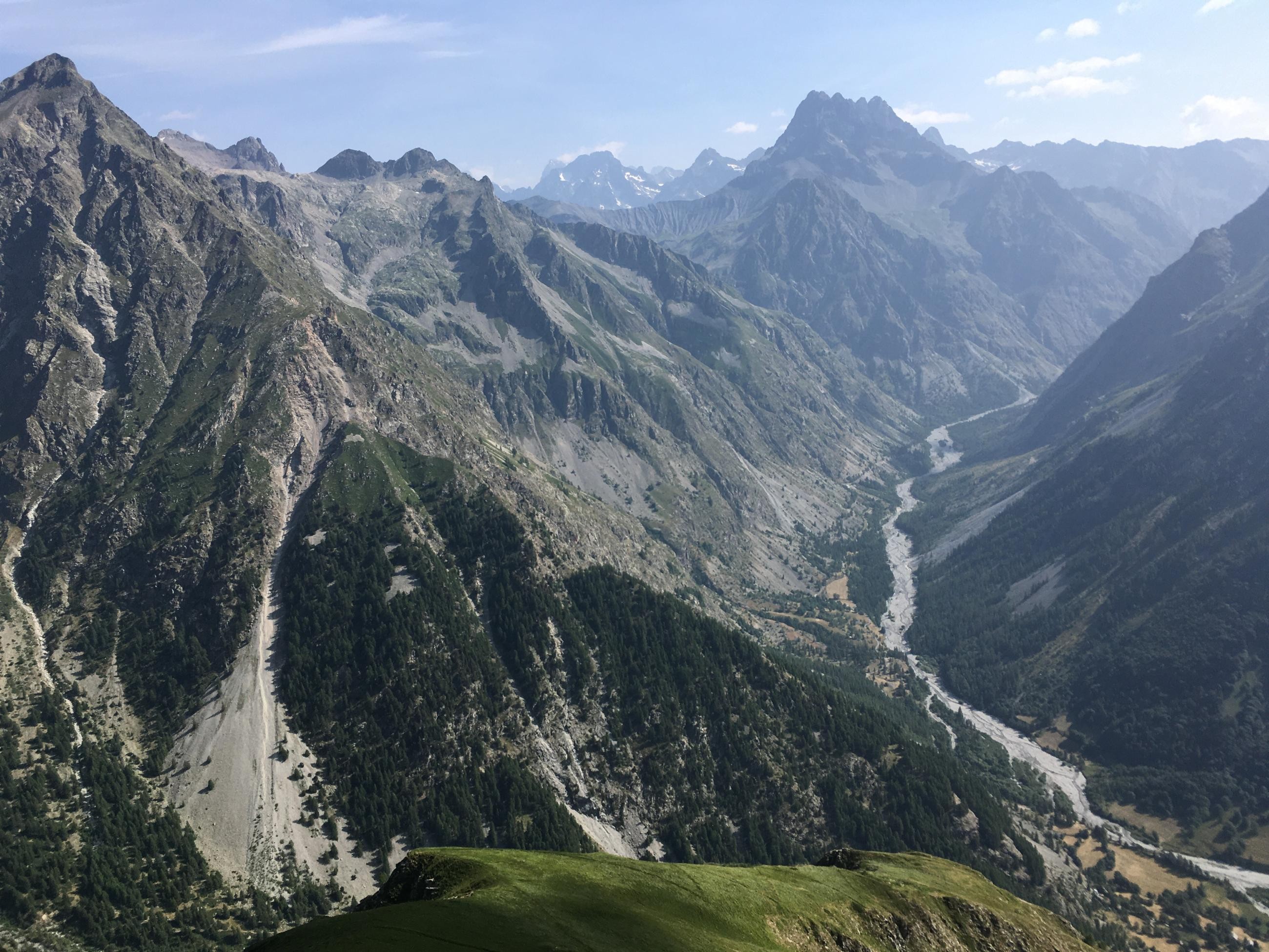 on distingue la trace dans la partie herbeuse parcourue