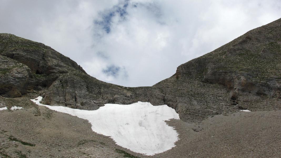 Passage du col à 2246 m à droite du névé