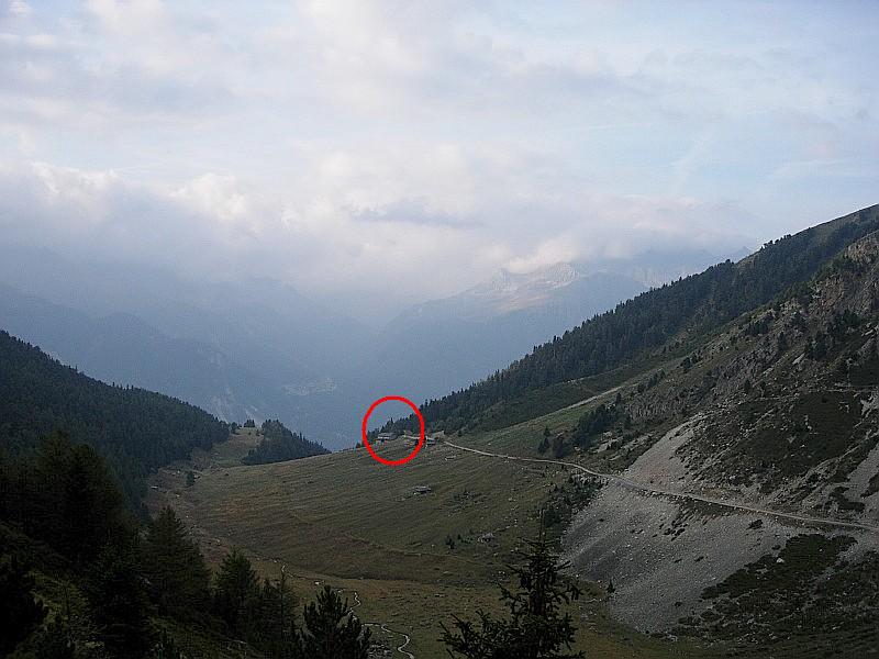 Refuge et chemin vers le col Chavrière