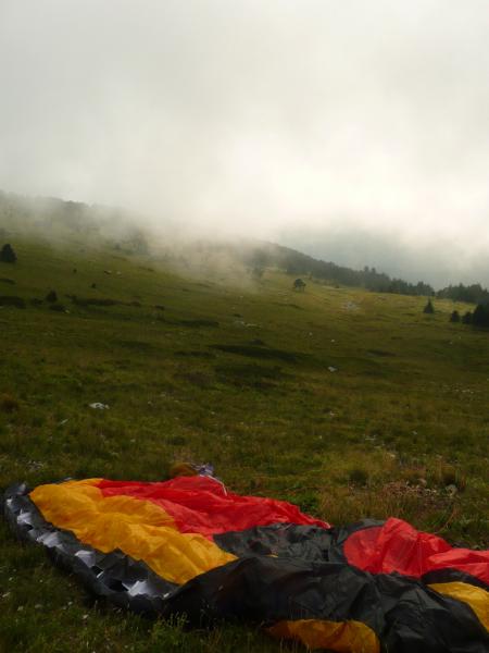 Pret au décollage face aux nuages