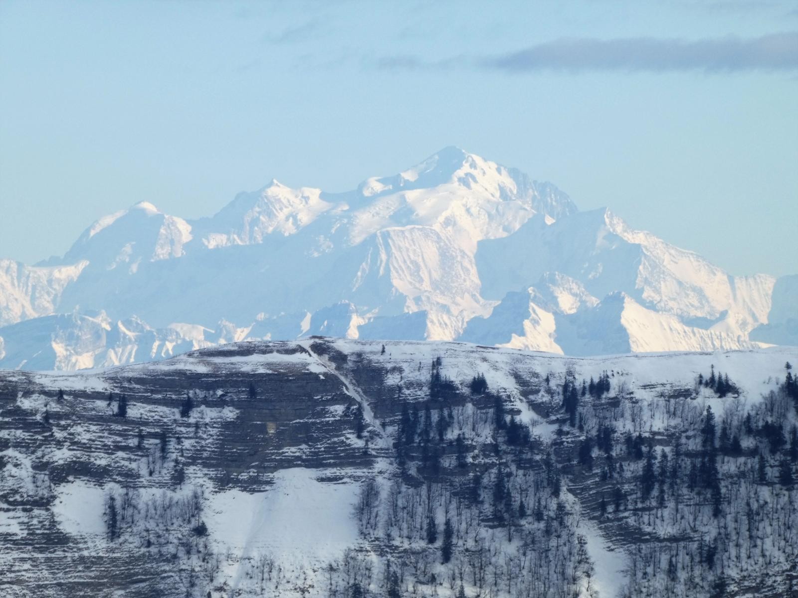 La Haute chaine du Jura devant le massif du mont-blanc