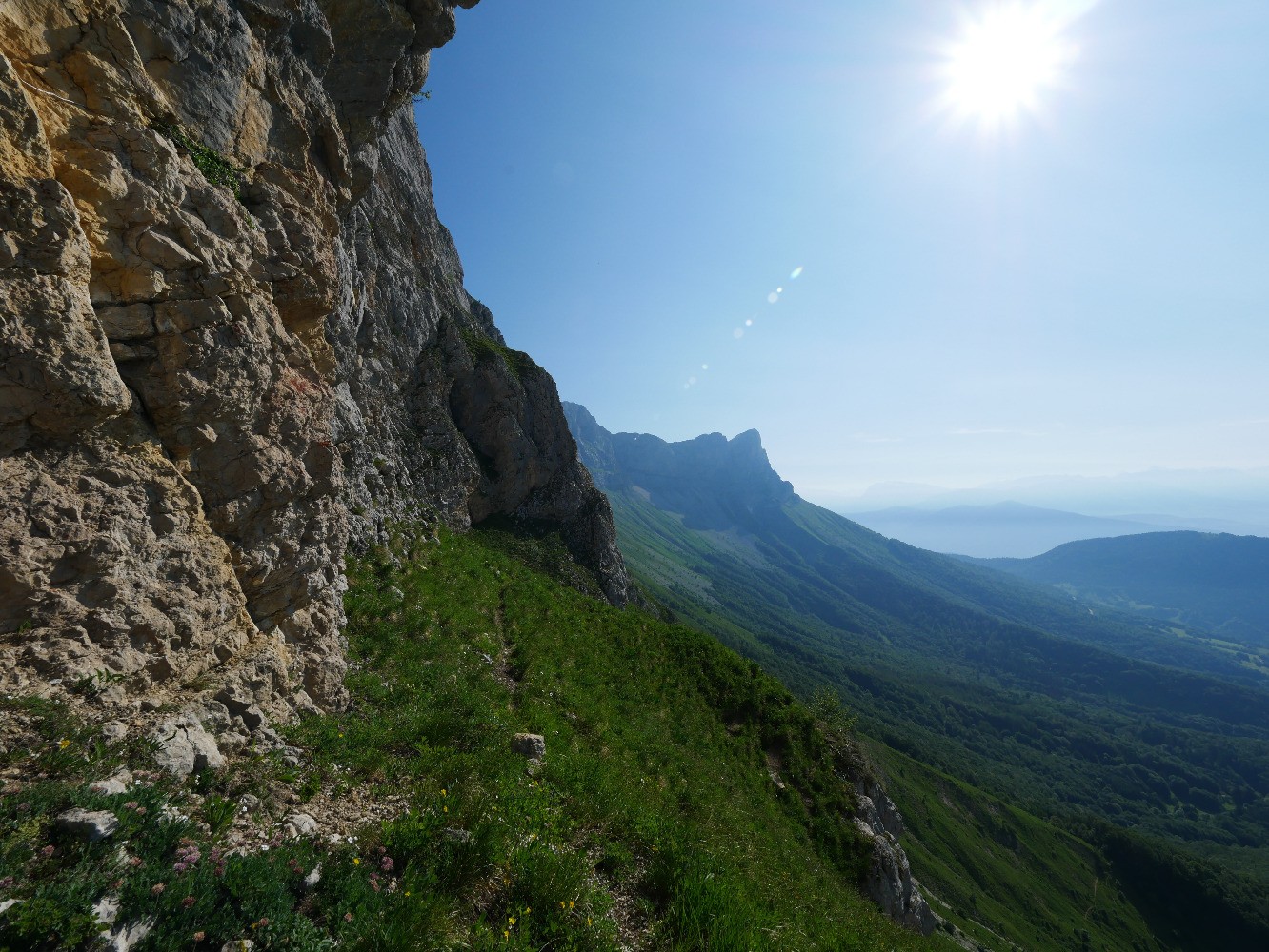 La vire d'acces au Goulot depuis le Mur des Sarrasins