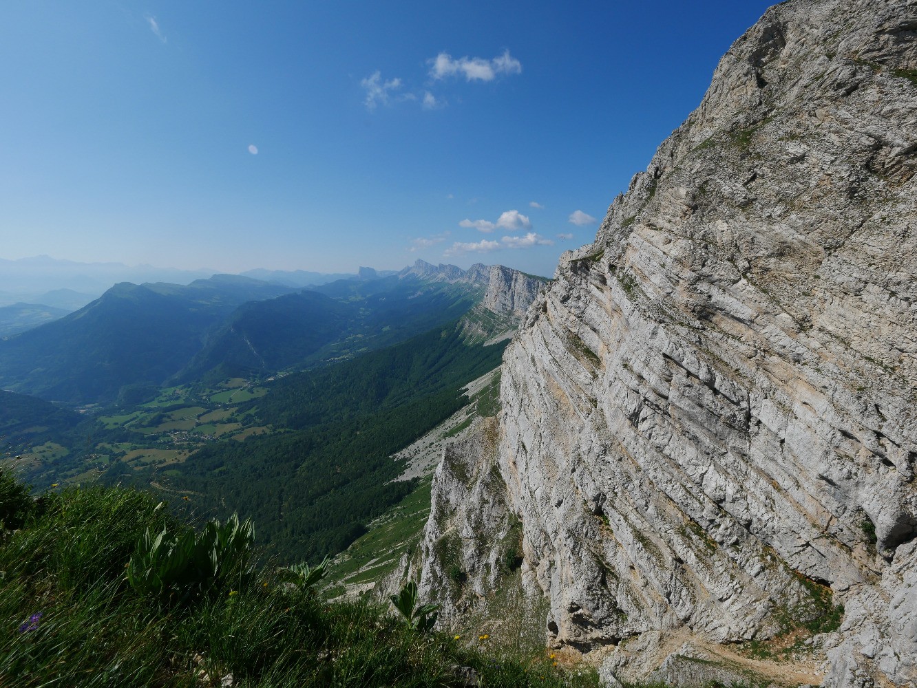 Sous la barre rocheuse du sommet avant de partir sur la droite