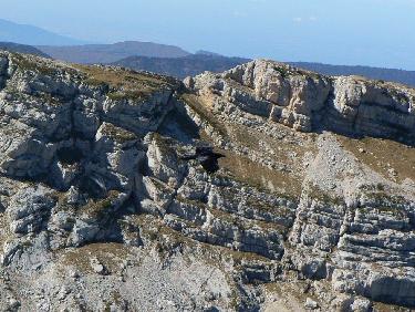 Grand corbeau au dessus du pas de l&apos;Oeille
