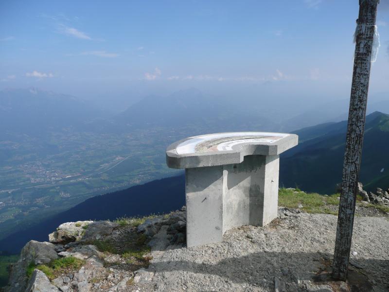 panorama commenté par deux demi tables