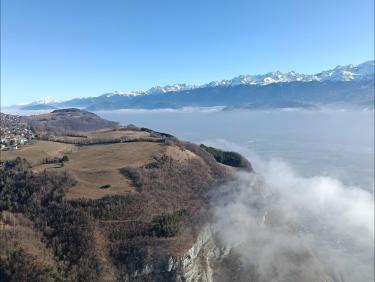 Par-dessus les nuages
