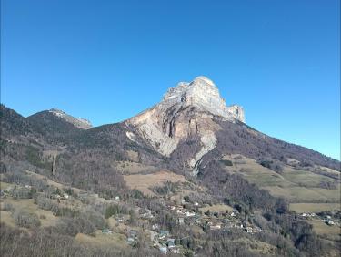 Par-dessus les nuages