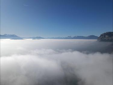 Par-dessus les nuages