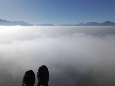 Par-dessus les nuages