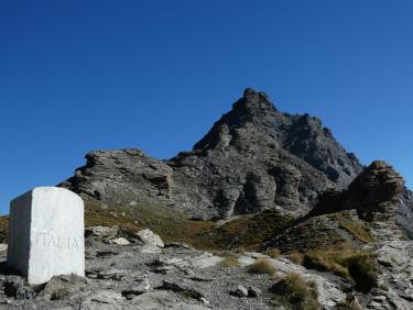 Pas de la Beccia, ancienne borne frontière et la cime du Laro