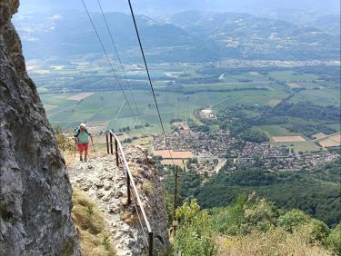 Passage dans la falaise 