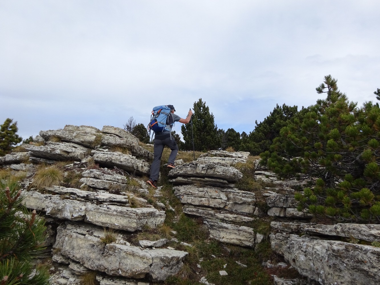 Passage rocheux amusant sur la crÃªte sud de la montagne Durbonas