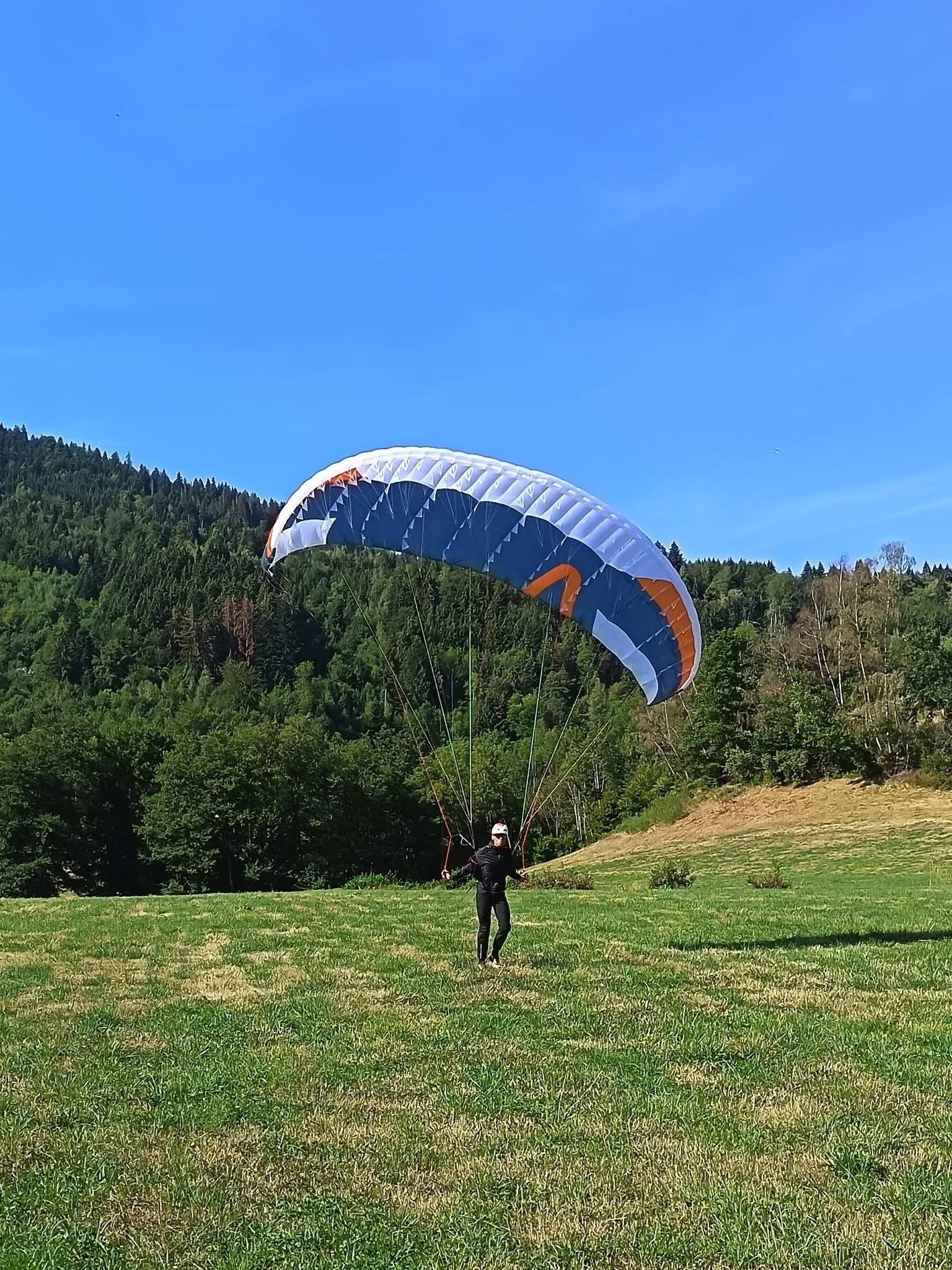 Le petit jeune arrive avec sa mono surface 