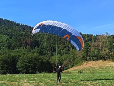 Le petit jeune arrive avec sa mono surface 