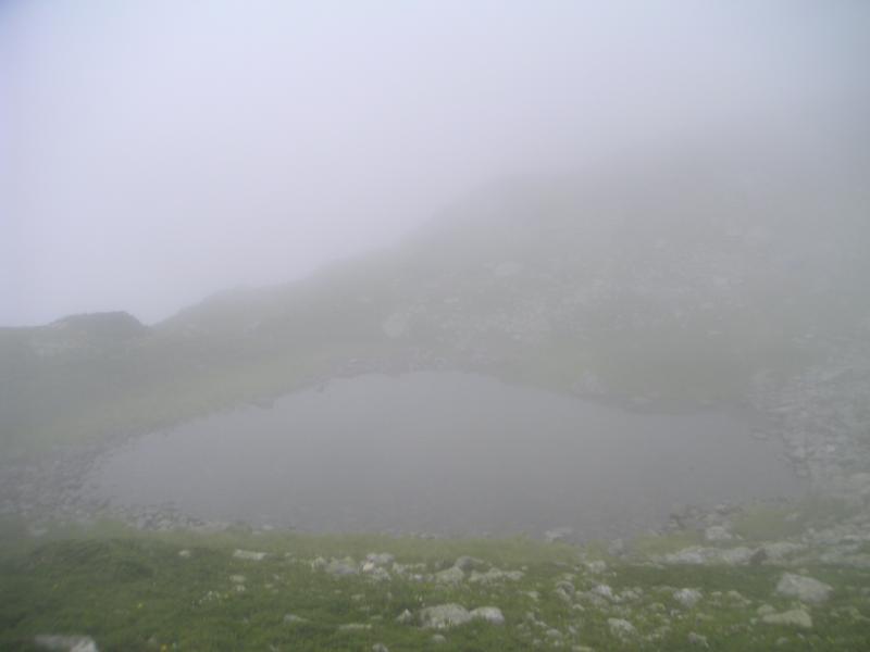 petit lac dans la brume