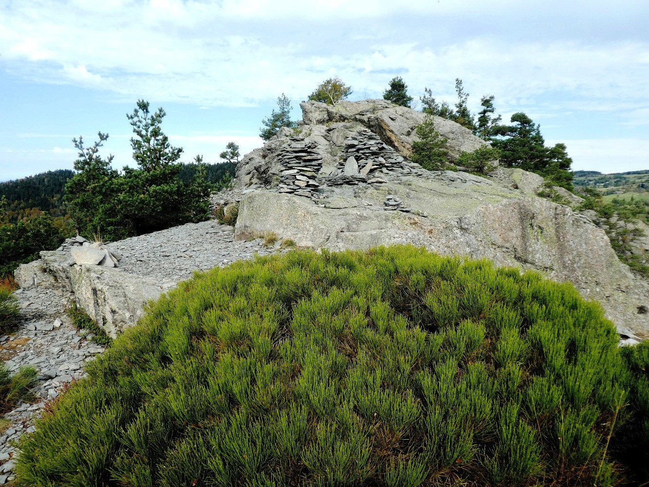 Plateformes et rocher sommital en vue