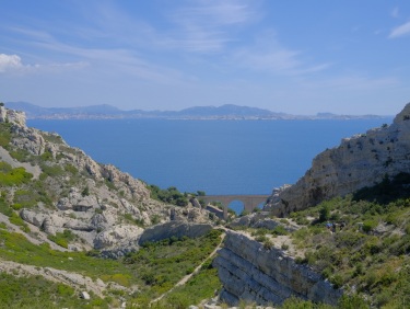 Plongeon vers la calanque de Jonquier