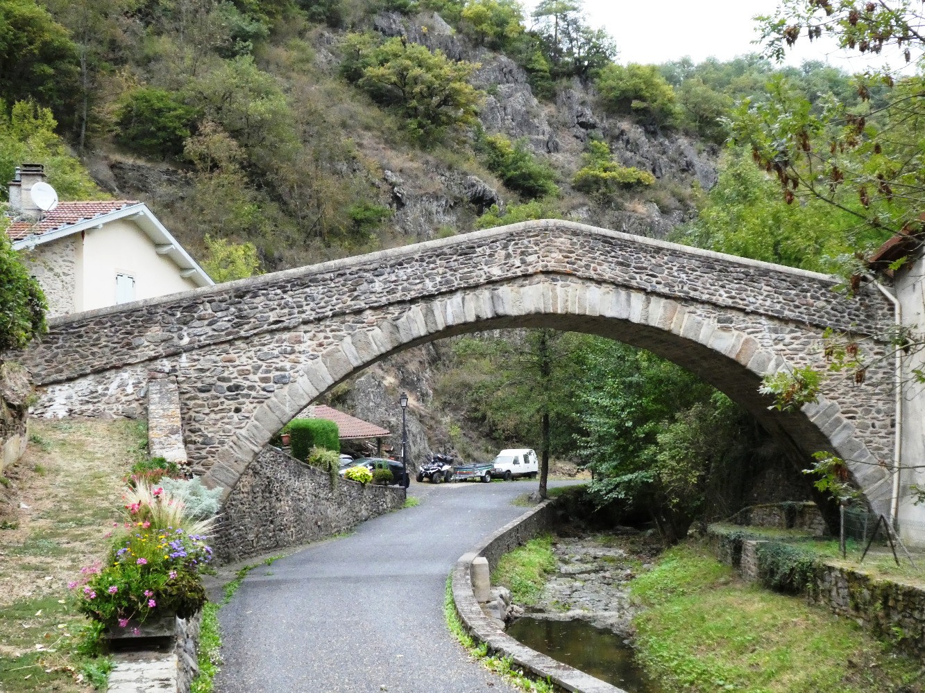 Le pont du XIVe s. Ã  Chagnon