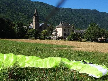 posÃ© derriÃ¨re l&apos;Ã©glise