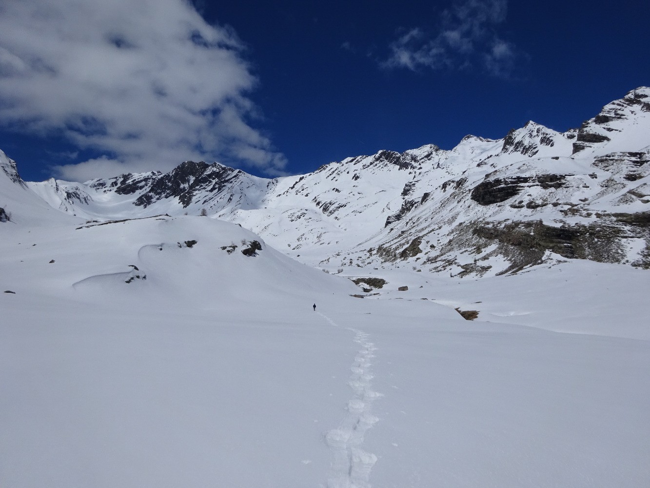 PrÃ¨s du lac du Lauzeron invisible sous la neige