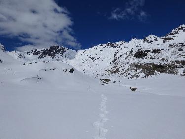 PrÃ¨s du lac du Lauzeron invisible sous la neige