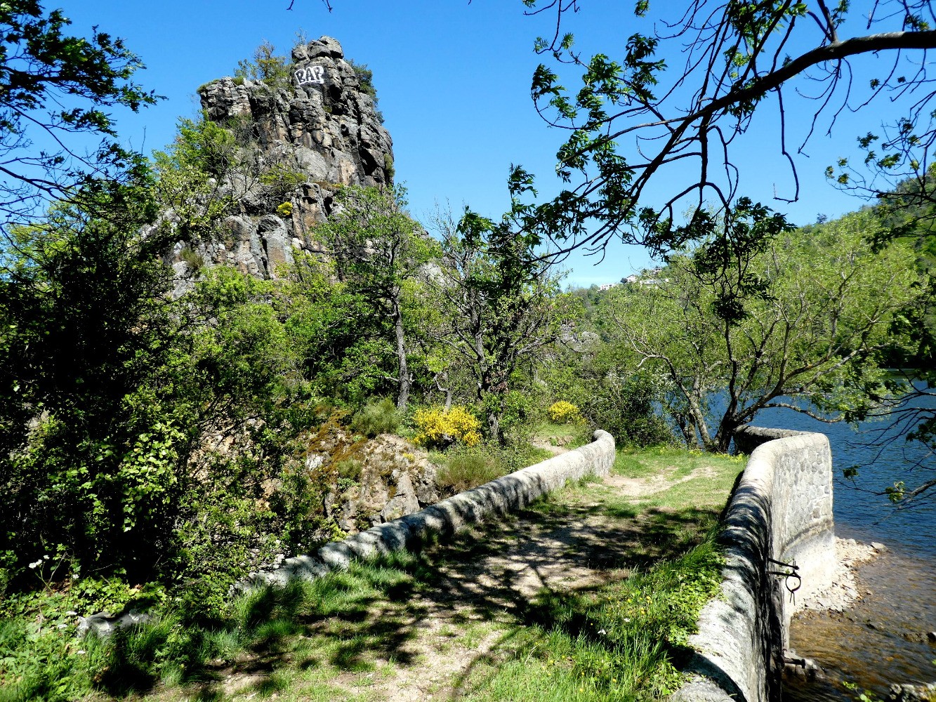 Presqu'île du Châtelet : pont d'accès et rocher