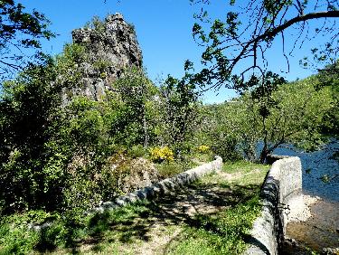 Presqu&apos;île du Châtelet : pont d&apos;accès et rocher