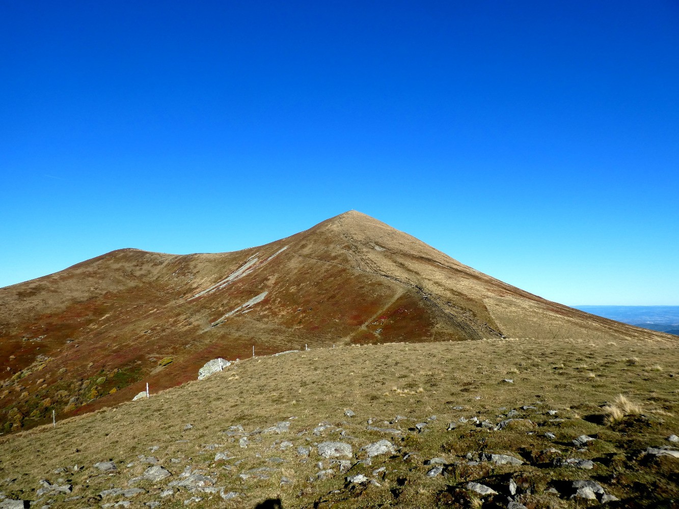 Puys de l'Angle et de Barbier depuis le sommet du Puy de Mareilh