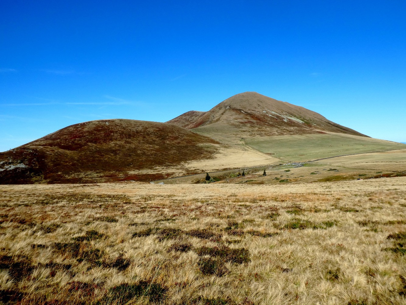 Puys de Mareilh, de Barbier et de l'Angle (de G Ã  D)