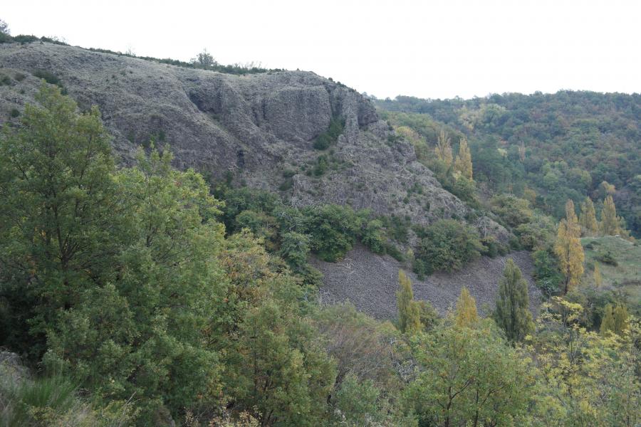 Roches et éboulis typiques du coin
