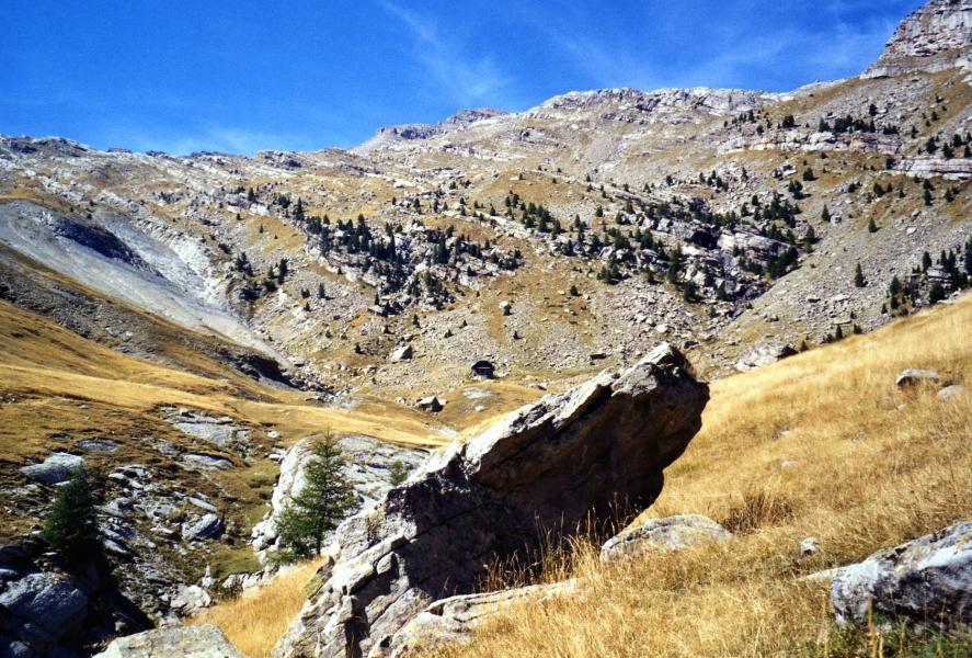 Refuge de l'Estrop au fond de son cirque