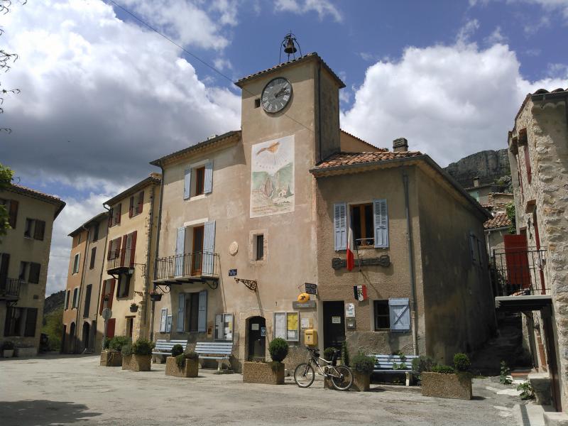 Retour Rougon, sa poste, sa mairie
