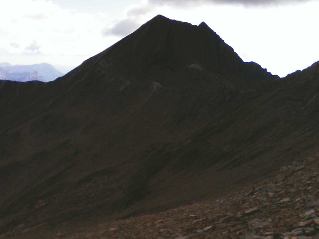 rectification : entre l'arÃªte nord (montÃ©e)et l'arÃªte est (descente)