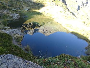 Reflet de montagnes sur le lac du Lauzon